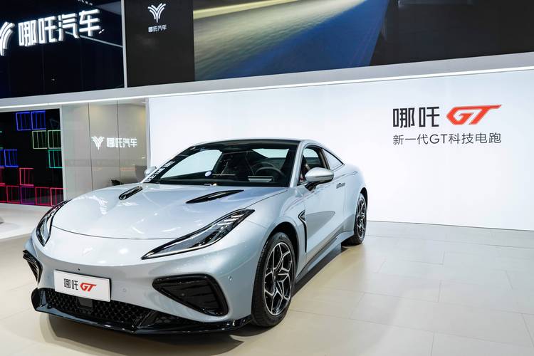 重庆81哪吒汽车在智能汽车领域的表现，领途汽车在新能源汽车市场中的影响力